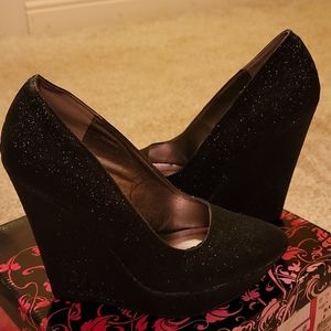 Black wedges qupid size 6